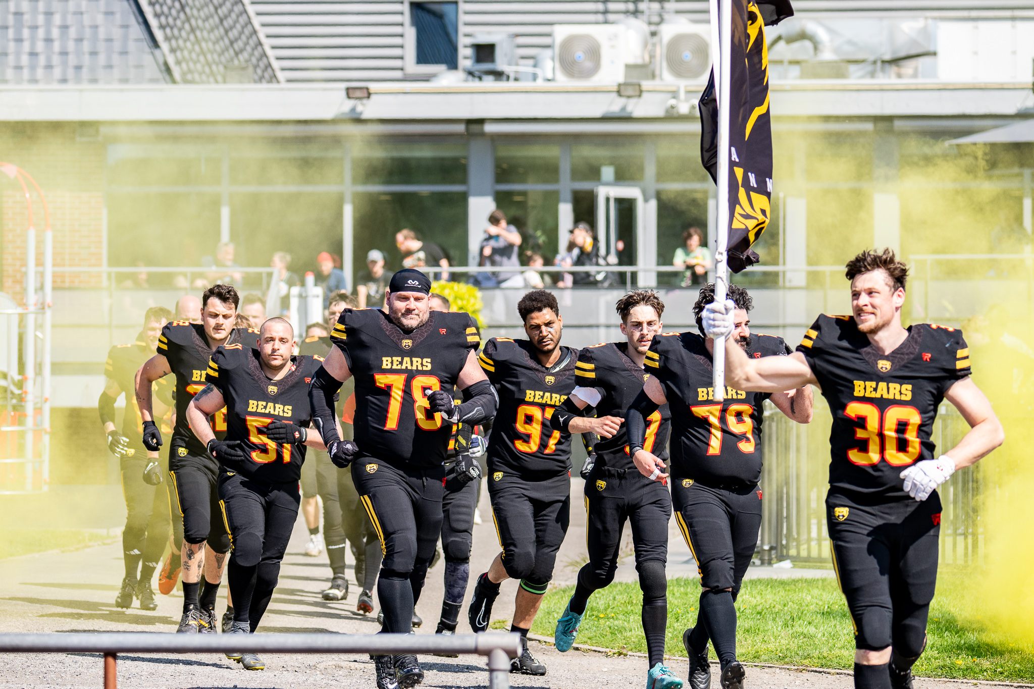 Joueurs des Andenne Bears entrant sur le terrain