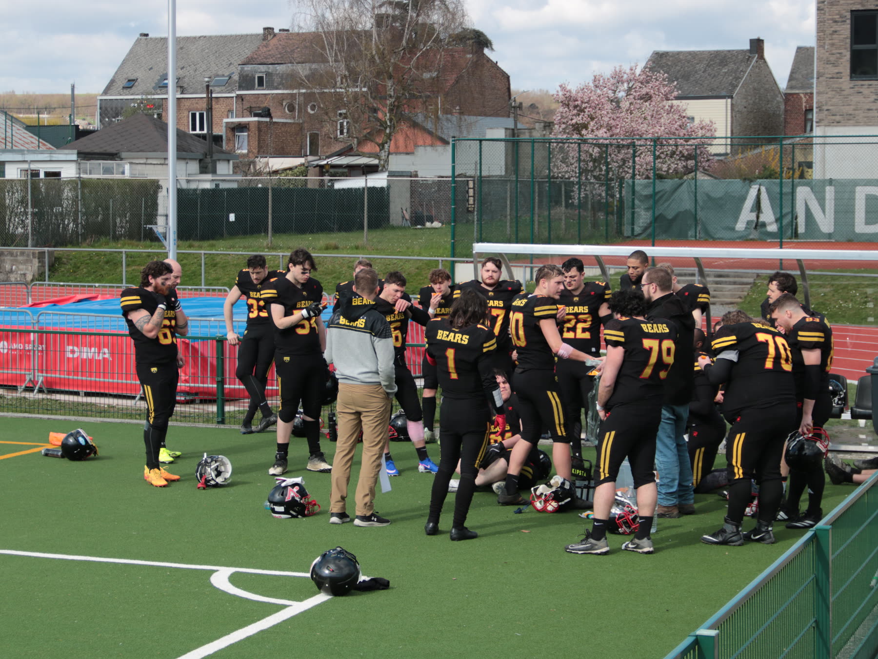 Joueurs des Andenne Bears rassemblés en cercle pendant un entraînement