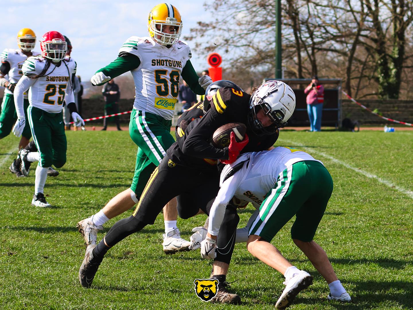 Porteur de balle des Andenne Bears en course pendant une action tackle