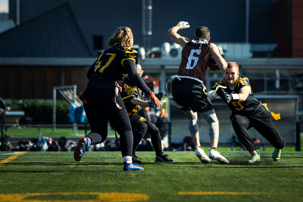 Joueur des Andenne Bears poursuivant un porteur de balle en match de flag football