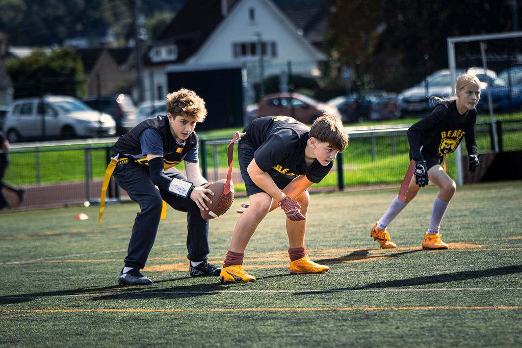 Jeunes joueurs des Andenne Bears alignés avant une action de flag football